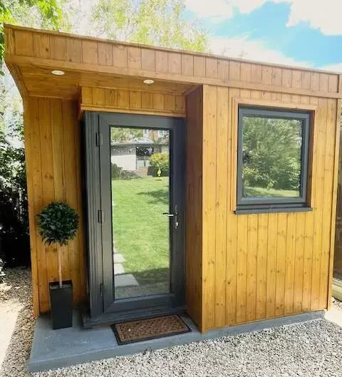 The exterior of the King Fisher Counselling office, surrounded by greenery, offering a peaceful and private setting for counseling in Sevenoaks.